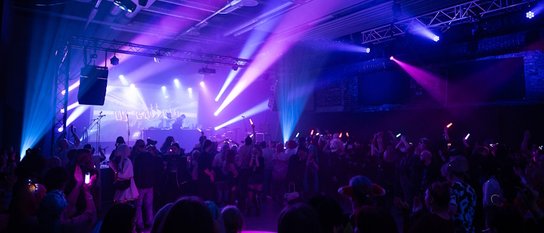 Desuconin iltabileiden liput tänään myyntiin.