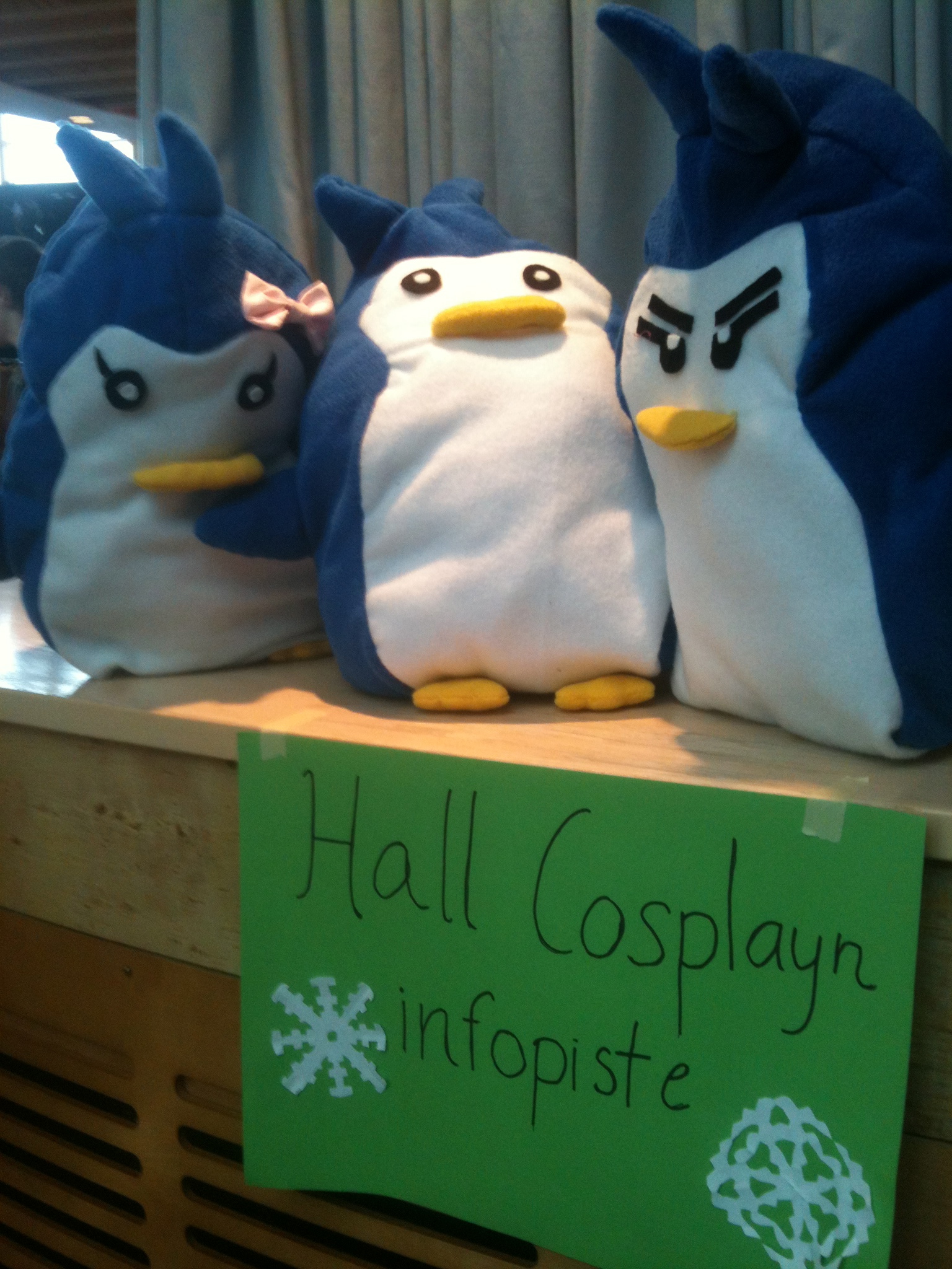 Infopisteen päivystävät pingviinit askarteli cosplayvastaava