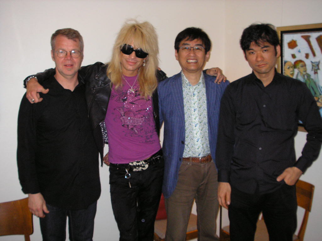 Kuvassa keskellä vasemmalla Michael Monroe, keskellä oikealla Koohei Tanaka. Vasemmassa reunassa Tane Kannisto, oikealla Hideyuki Shima.